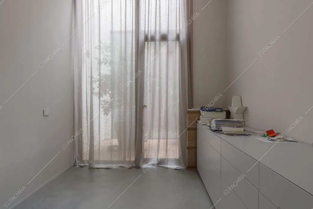 Stanza con porta finestra dell'appartamento Fiore di porro, location in stile minimal a Monza