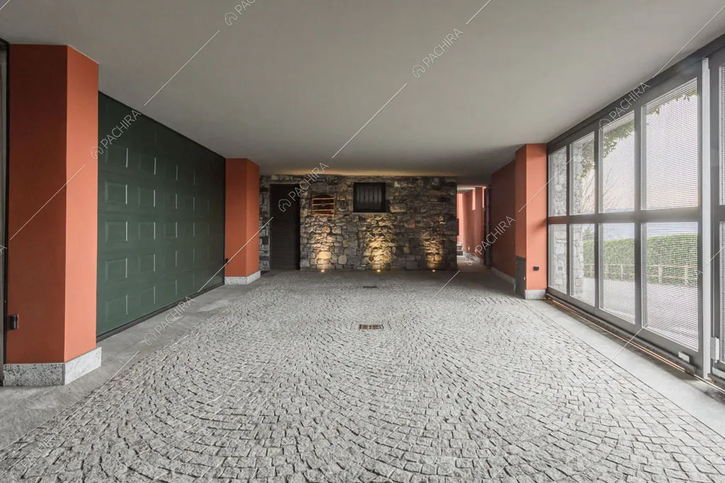 Garage della villa Roveja, location in stile contemporaneo a Como
