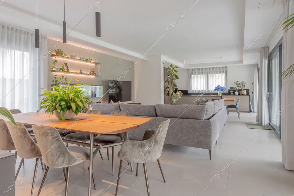 Tavolo da pranzo nella sala della villa Diosma, location in stile moderno a Milano