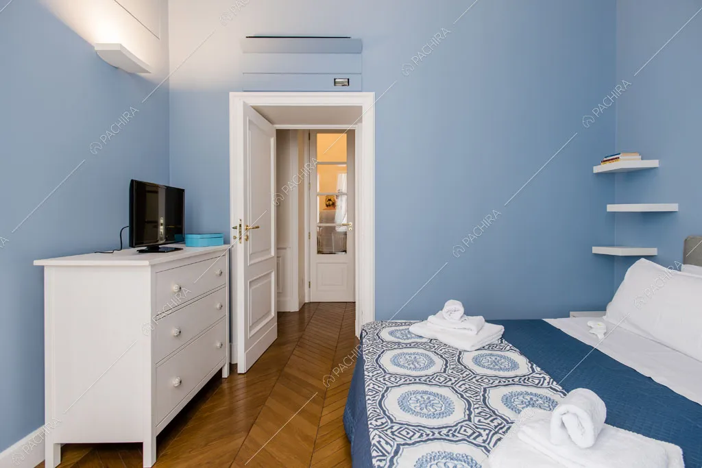 Camera da letto dell'appartamento Han, location in stile contemporaneo a Napoli