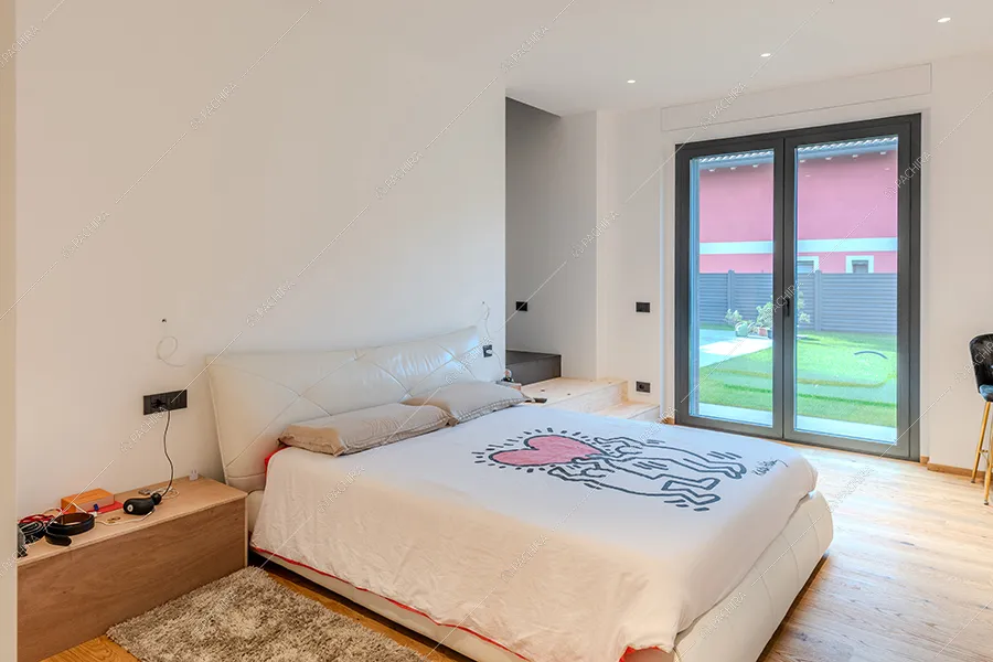 Camera da letto della villa Norte, location in stile moderno a Monza