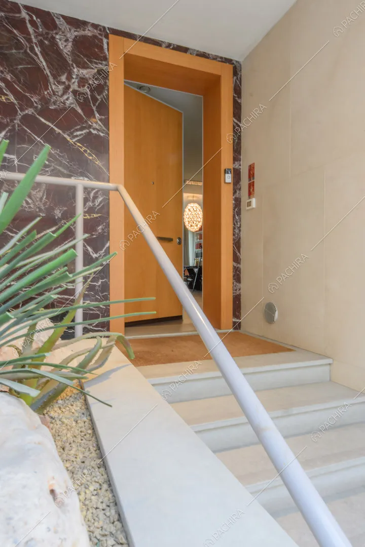 Ingresso della location con porta in legno