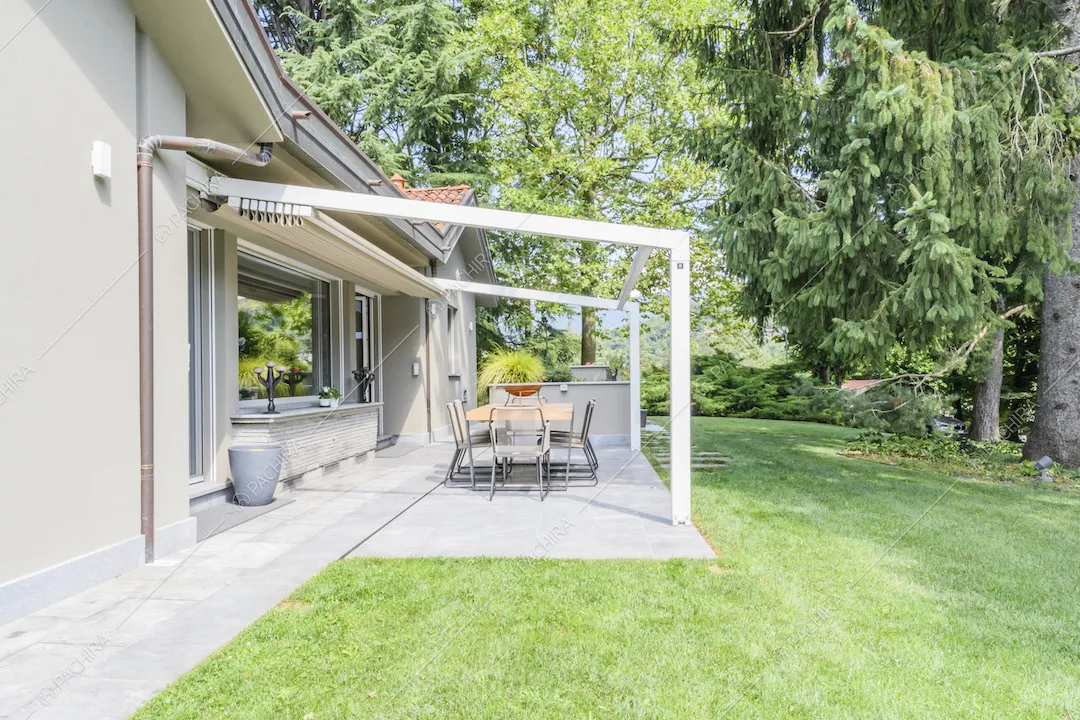 Veranda con tavolo da pranzo sul lato della villa