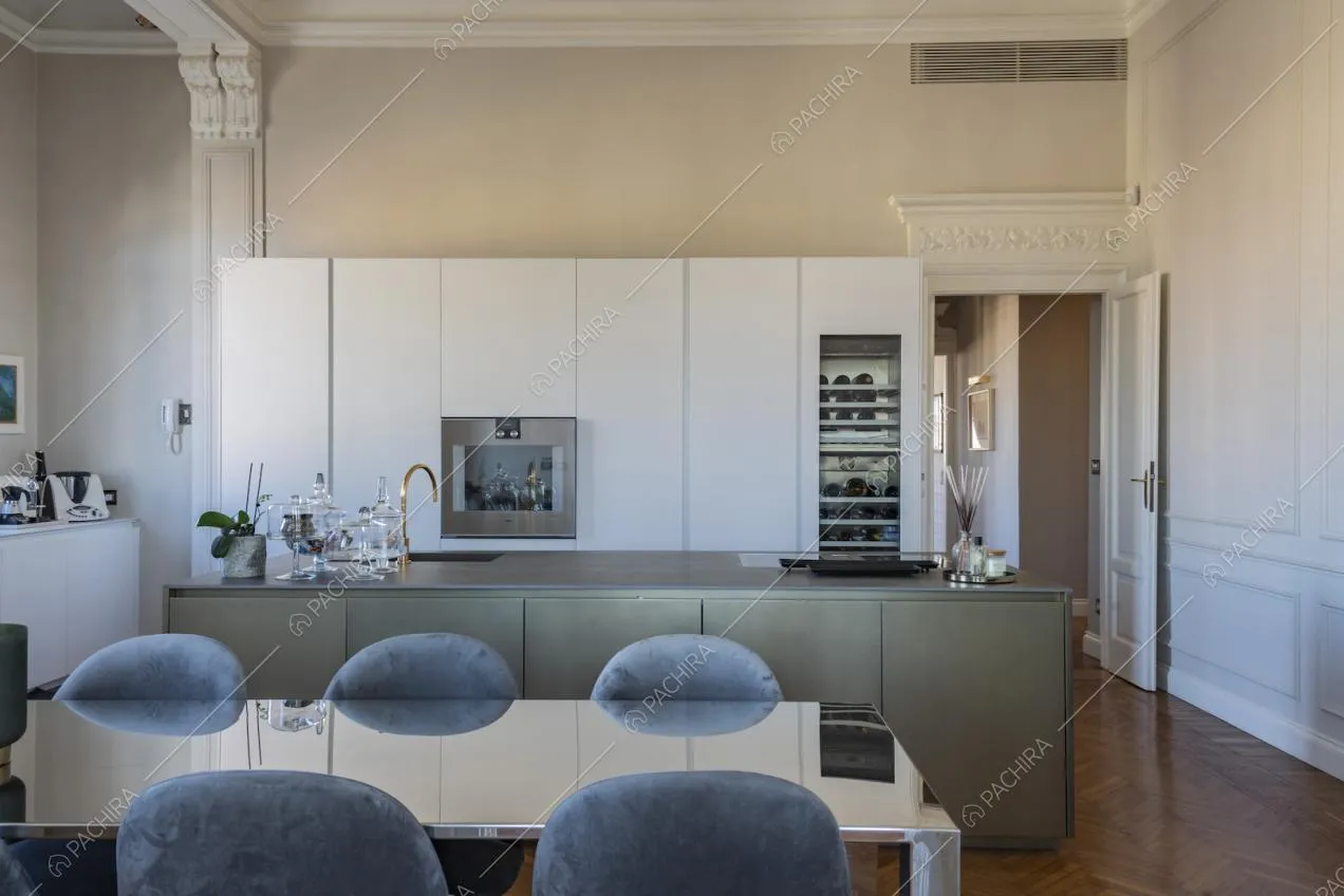 Cucina open space con isola e piano a induzione