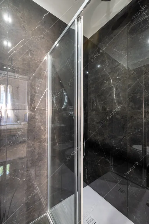 Bagno dell'appartamento Ural, location in stile moderno a Roma