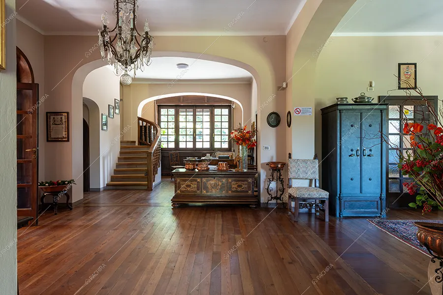 Zona living della villa Realgar, location in stile country a Milano
