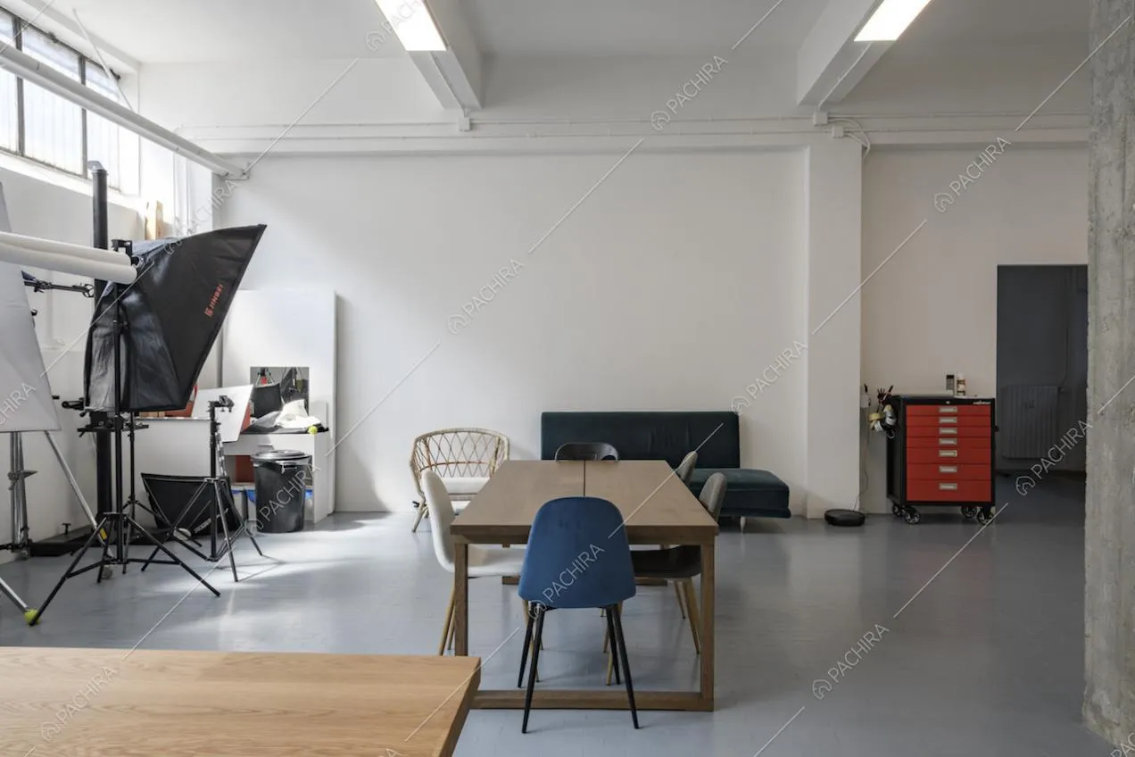 Luce da set fotografico, tavolo di legno e sedie in velluto blu, bianco e grigio