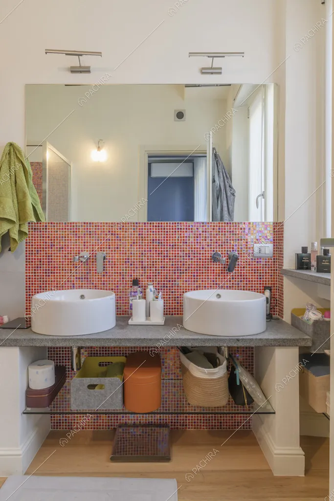Bagno con doppio lavandino in stile contemporaneo