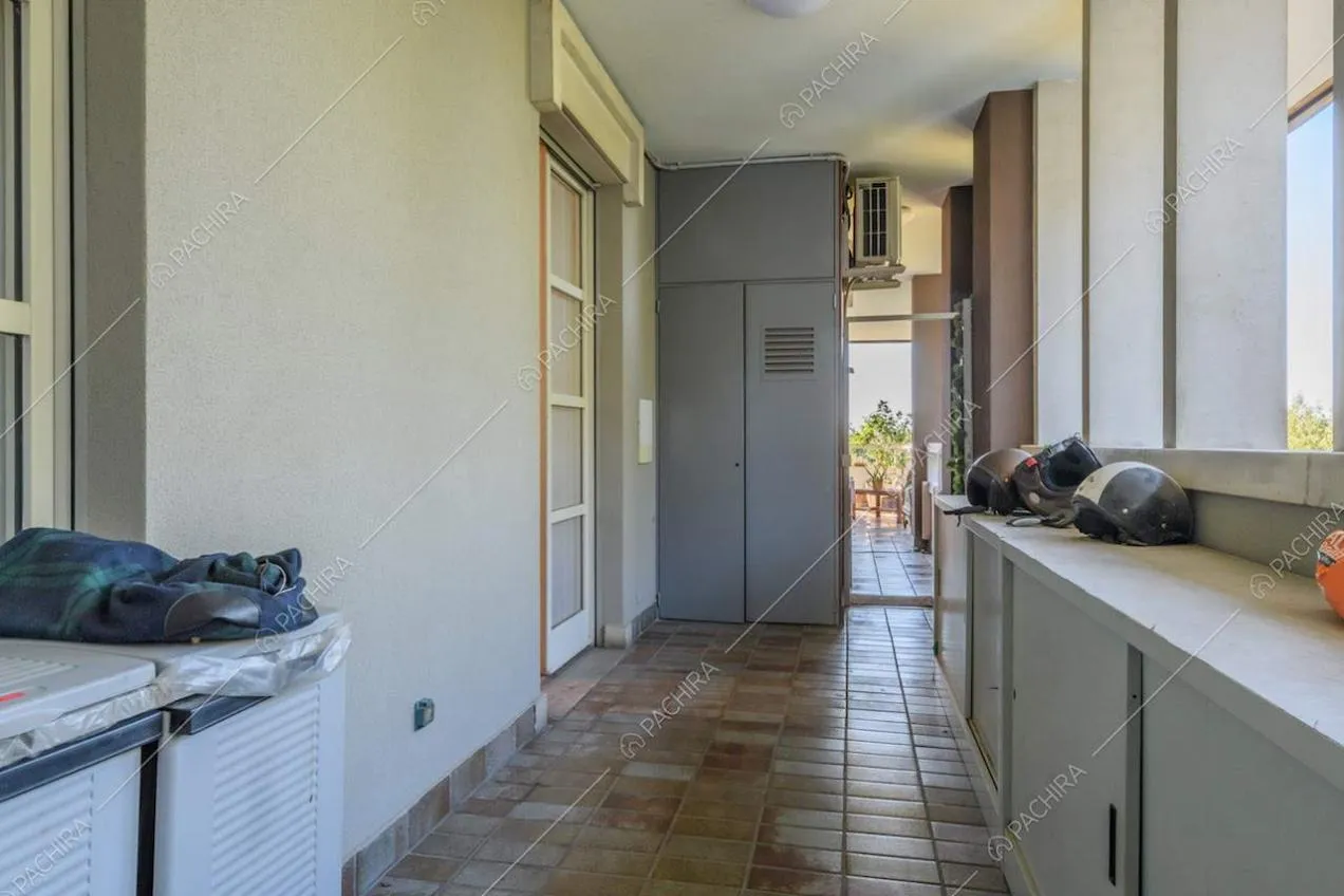 Pareti grigie sul balcone della location