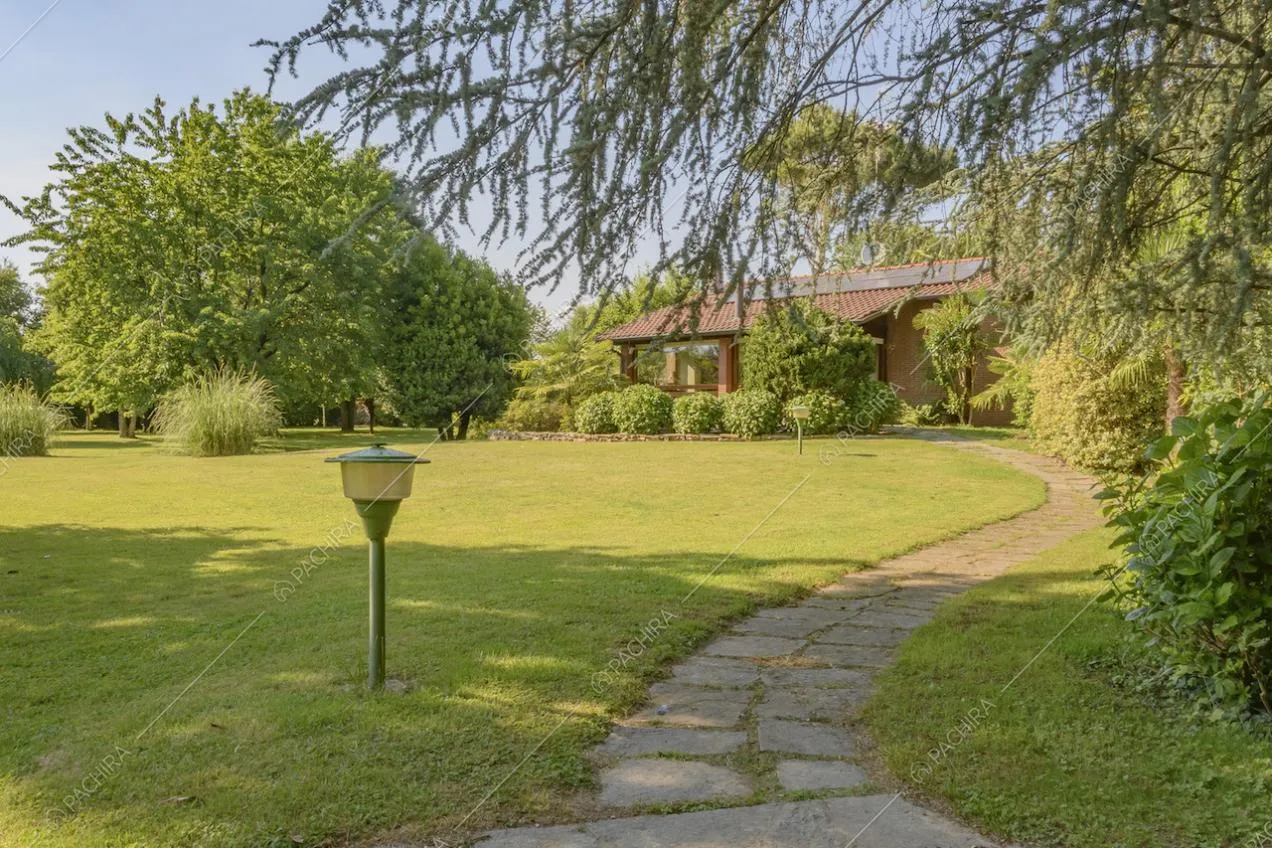 Lampione basso da giardino e vialetto con pietre