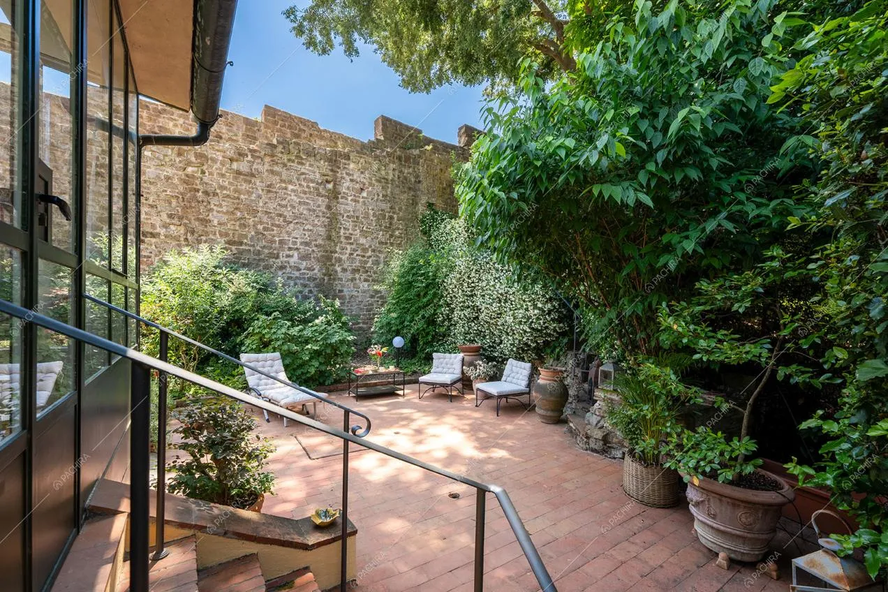 Cortile della villa Gombo, location in stile moderno a Firenze