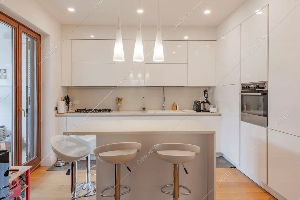 Cucina a isola della villa Cren, location in stile moderno a Roma