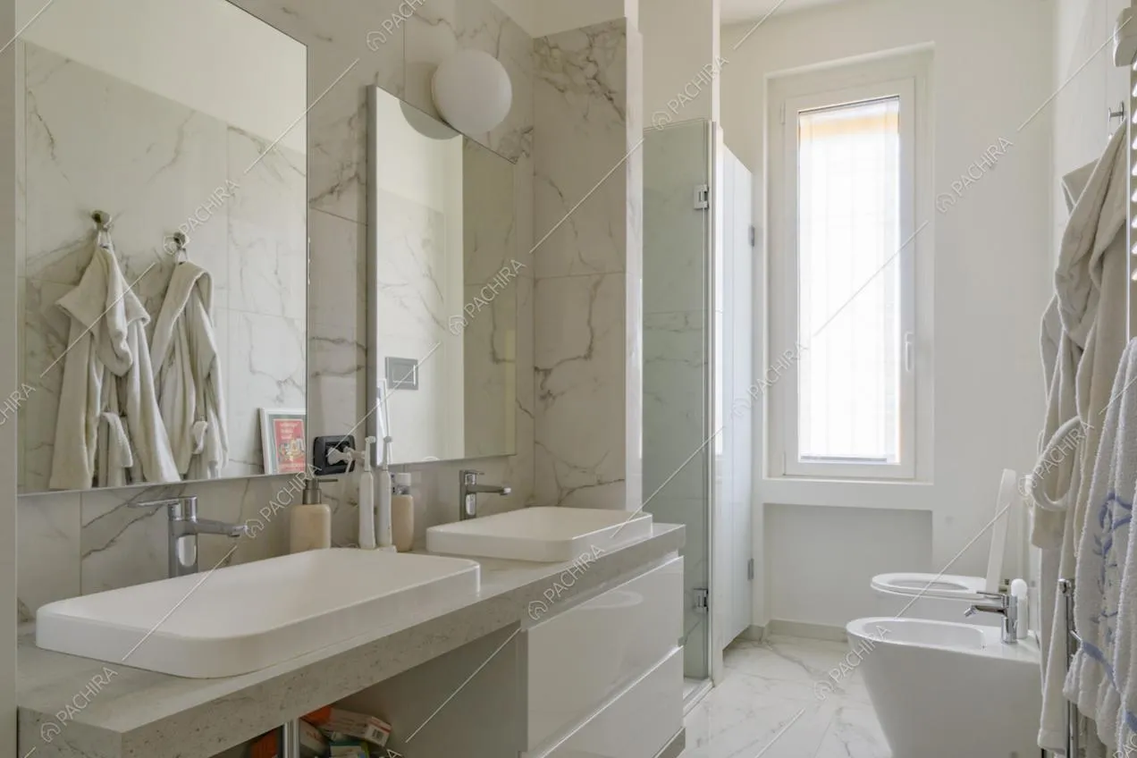 Bagno in marmo con doppio lavandino