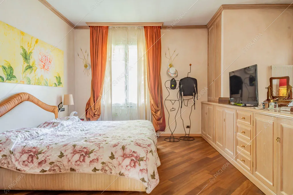 Camera da letto della villa Ararat, location in stile classico a Milano