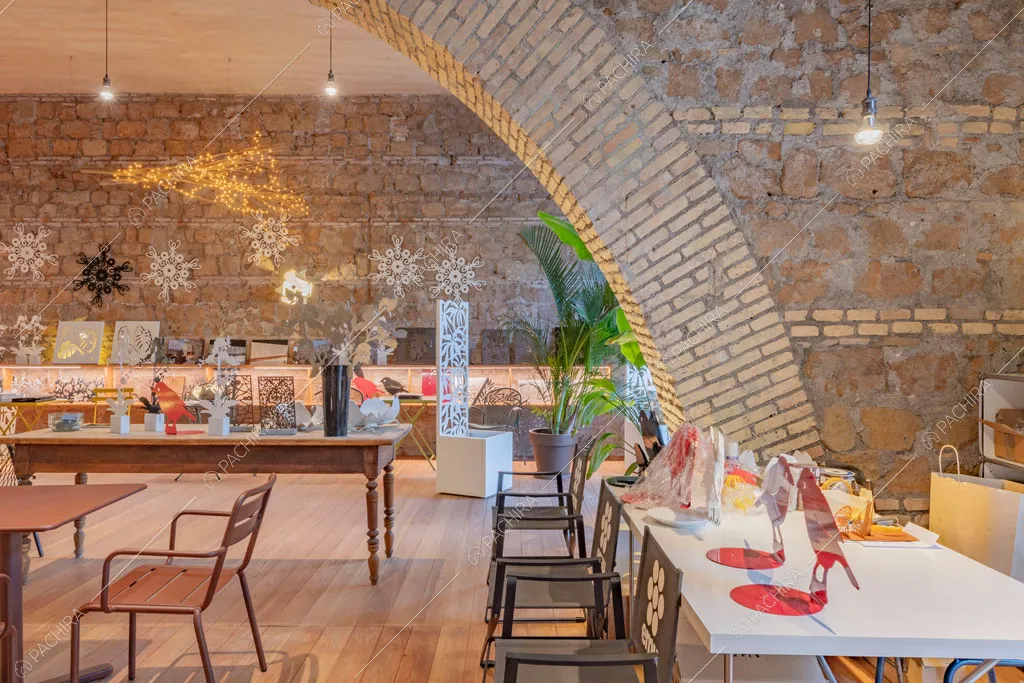 Grande sala con pavimento in parquet dell'espositivo Couve, location in stile contemporaneo a Roma