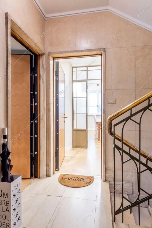 Pianerottolo dell'appartamento Capsico, location in stile contemporaneo a Milano