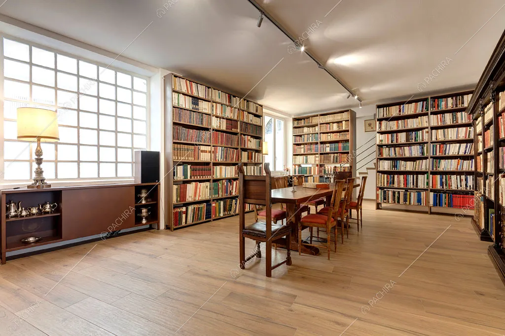 Pavimento in parquet nella biblioteca dell'espositivo Agarico, location in stile contemporaneo a Firenze