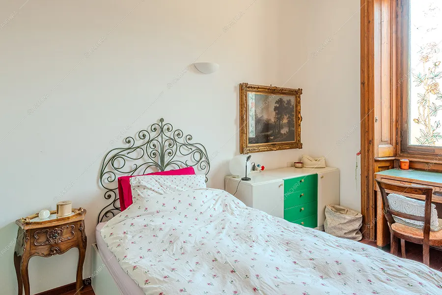 Camera da letto della villa Yamase, location in stile liberty a Milano