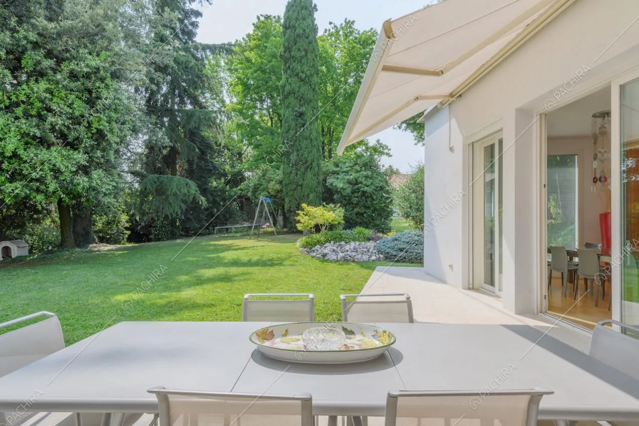 Dal tavolo da pranzo vista sul giardino e sulla zona living