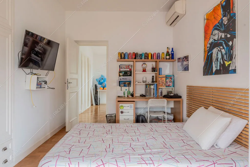 Camera da letto con pareti bianche della villa Pino Mugo, location in stile moderno a Roma
