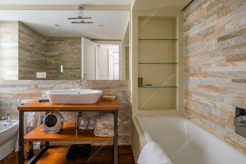 Bagno dell'appartamento Han, location in stile contemporaneo a Napoli
