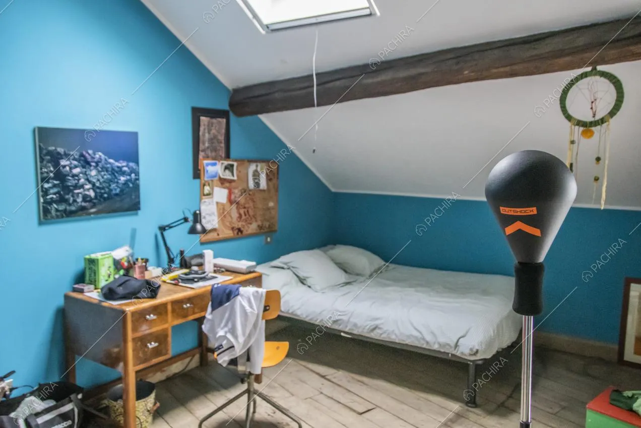 Punching ball da terra, letto e scrivania in legno con cassettini