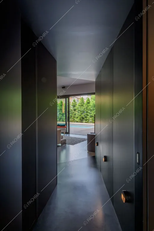 Corridoio con pareti nere della villa Aral, location in stile contemporaneo a Monza