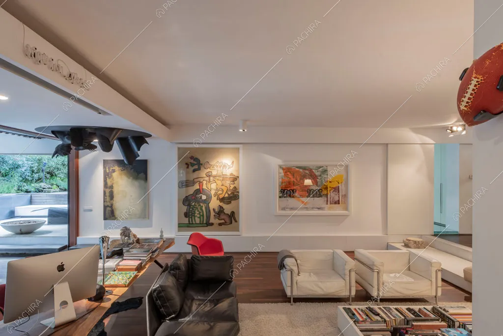 Pareti bianche nella zona living dell'appartamento Carpentaria, location in stile contemporaneo a Roma