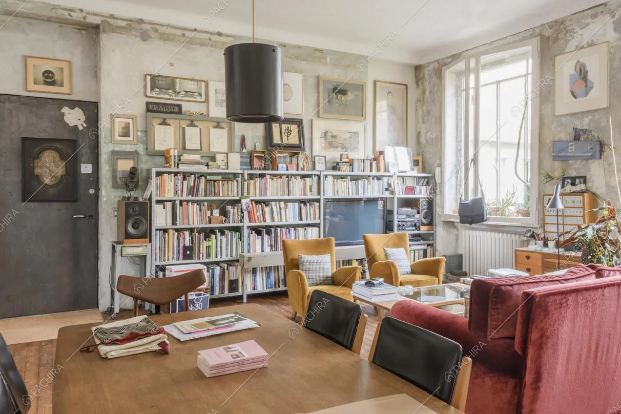 Salotto con quadri alle pareti e libreria