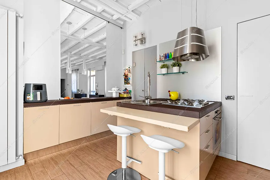 Cucina dell'appartamento Hood, location in stile moderno a Milano