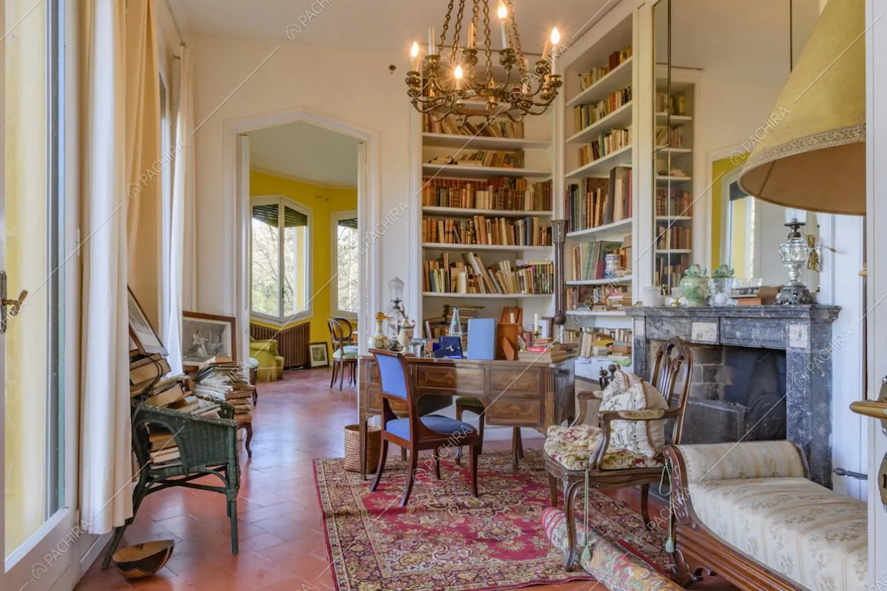 Biblioteca di passaggio tra la stanza con biliardo e la sala da pranzo