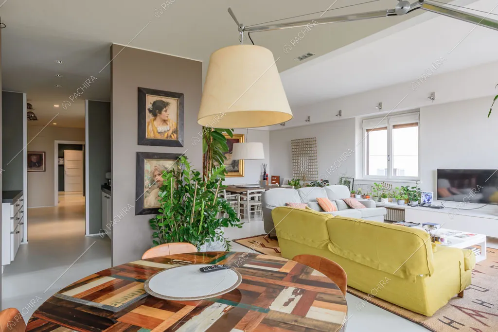 Luminosa zona living con tavolo di design dell'appartamento Beryl, location in stile contemporaneo a Milano