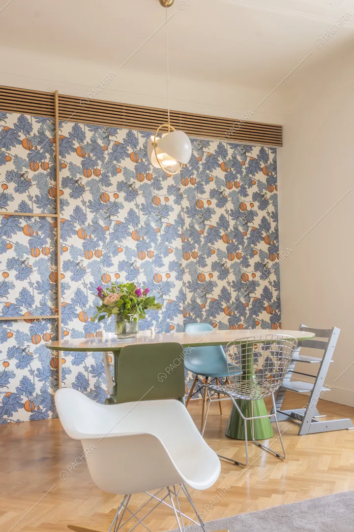 Sedia a dondolo di design e tavolo con sedie