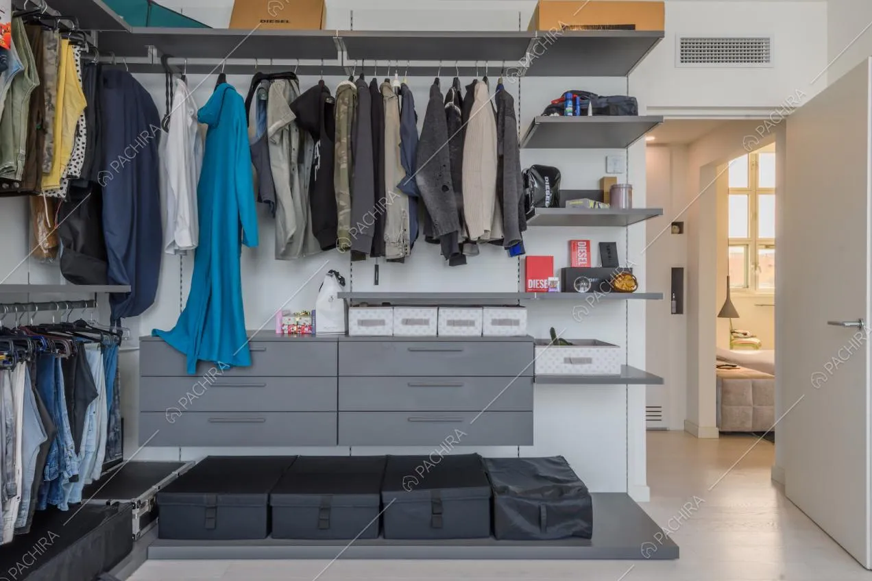 Cabina armadio della camera da letto matrimoniale con pavimento in parquet