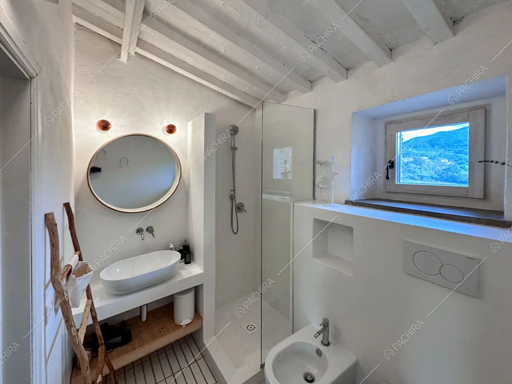 Box doccia nel bagno total white con vista sulle colline