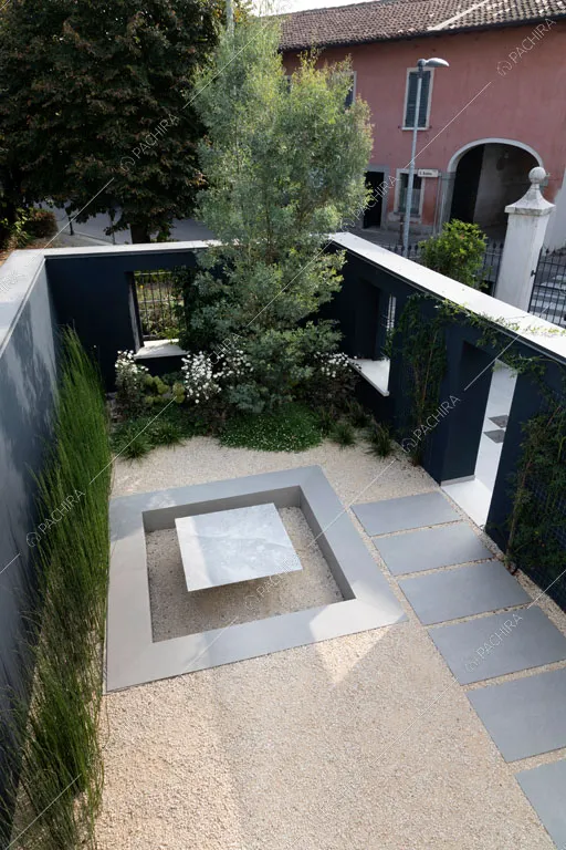 Cortile della villa Makalu, location in stile contemporaneo a Brescia