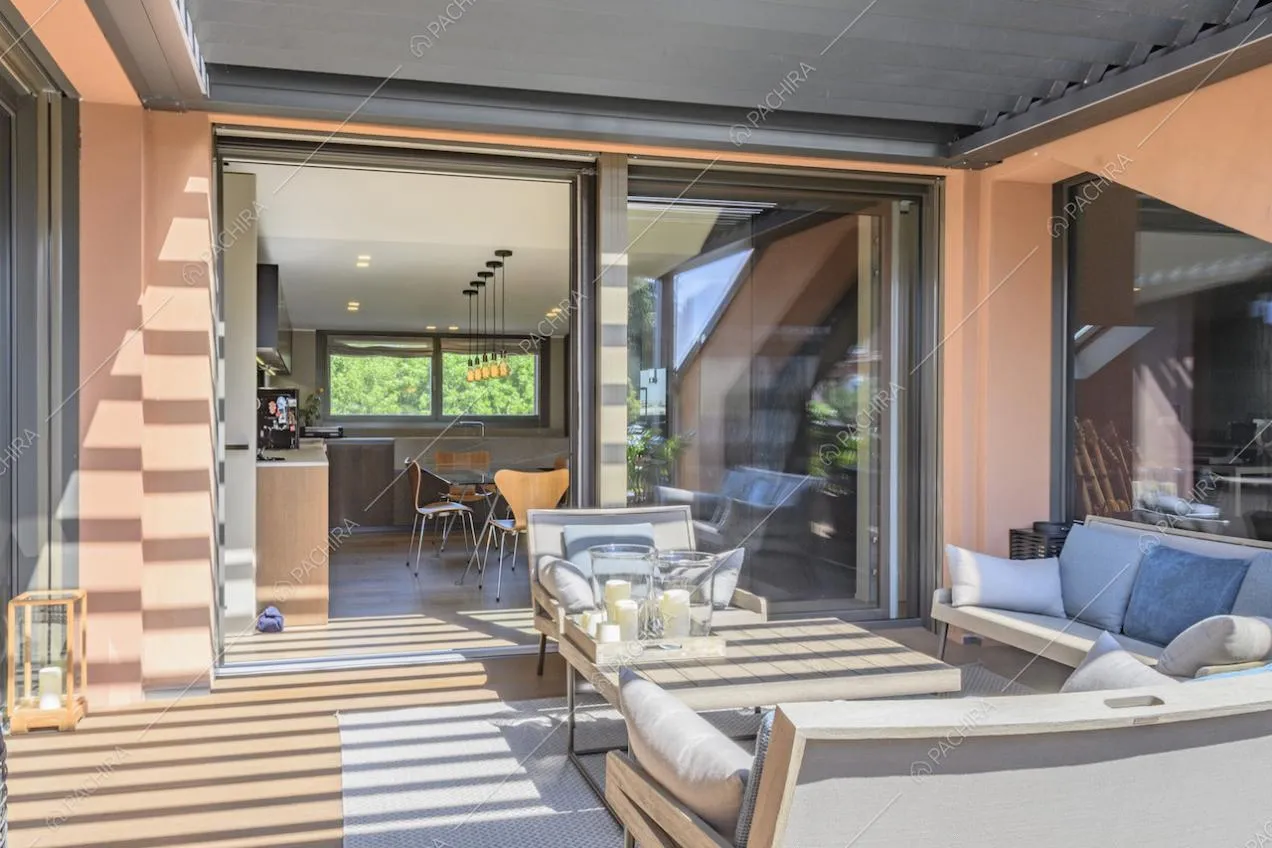 Sedute sulla terrazza e porta finestra con accesso alla cucina