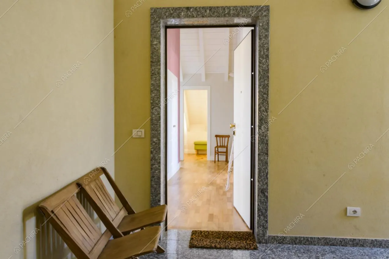 Ingresso visto dal pianerottolo attraverso la porta d'entrata