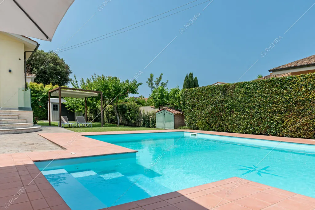 Piscina della villa Agnocasto, location in stile moderno a Roma