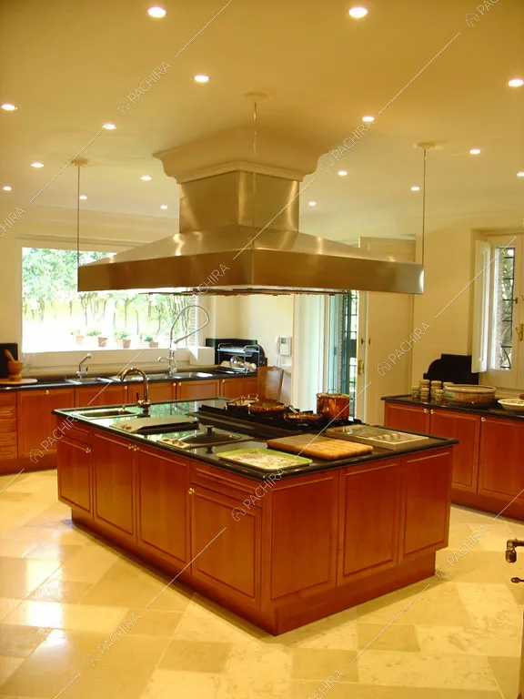Cucina a isola della dimora storica Citera, location in stile classico a Roma