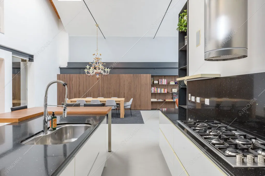 Cucina a isola del loft Genepi, location in stile contemporaneo a Milano
