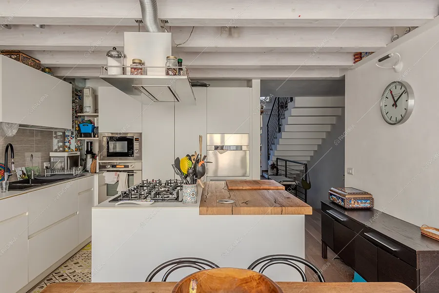 Cucina a isola della villa Malachite, location in stile moderno a Milano