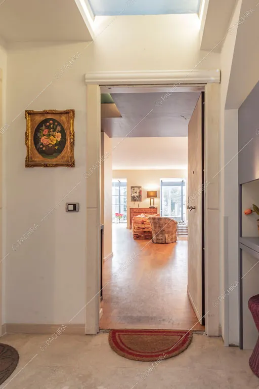 Ingresso dell'appartamento Catalpa, location in stile moderno a Roma