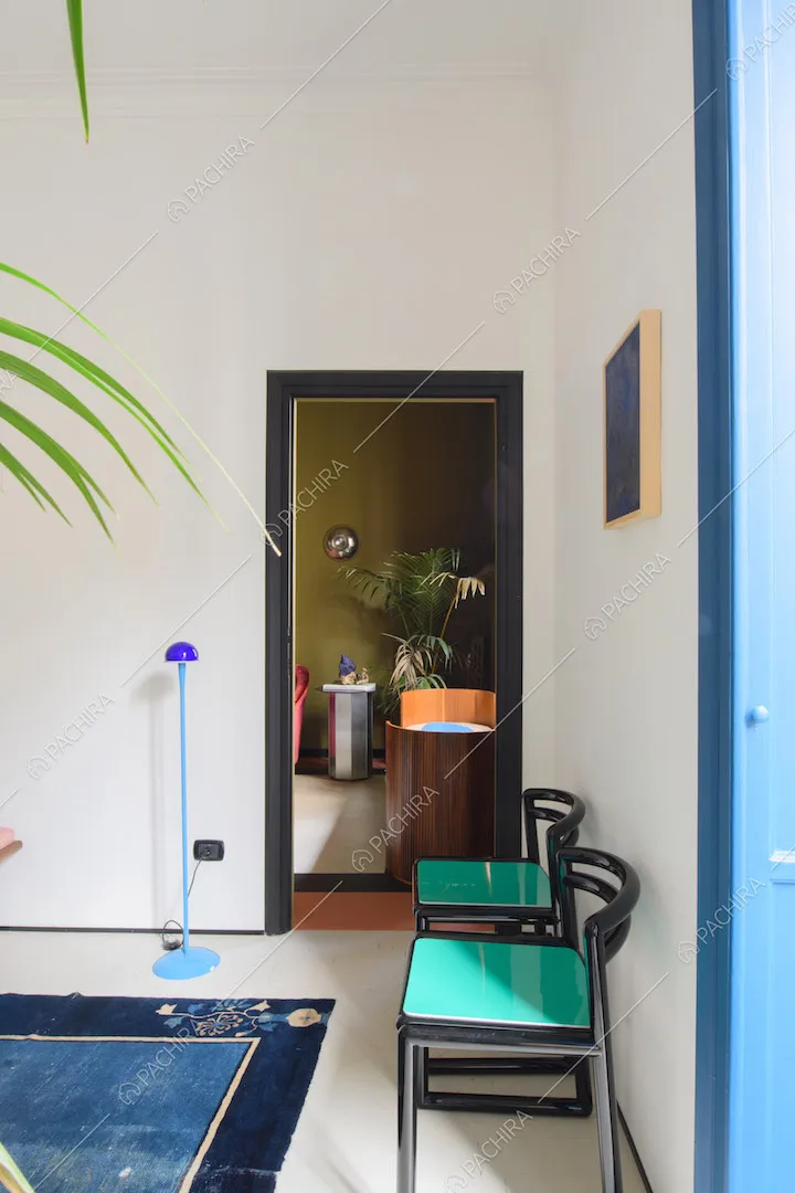 Sedie verdi e nere di design nello studio con pareti e pavimento bianchi