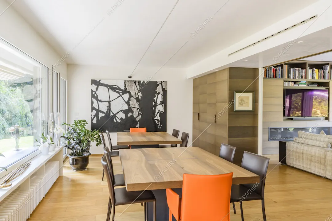 Grande quadro astratto e vetrate nella sala da pranzo