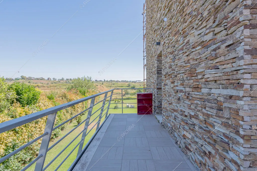 Esterni in pietra a vista della villa Arafura, location in stile contemporaneo a Roma