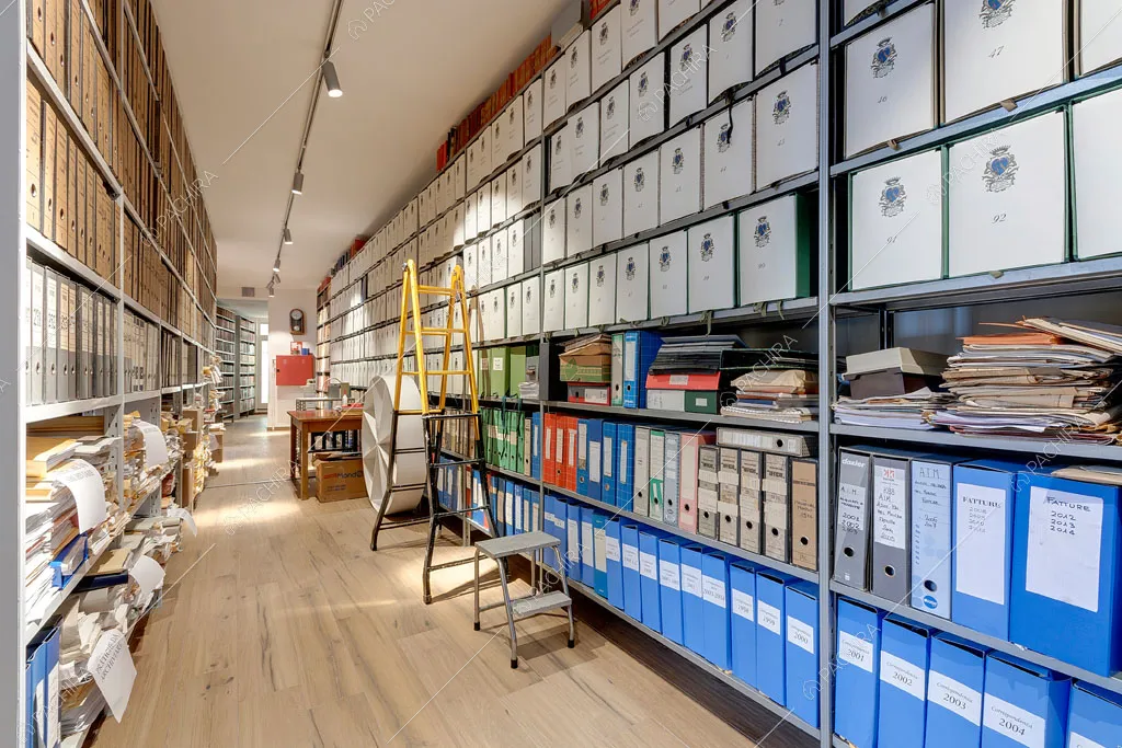 Corridoio con pavimento in parquet dell'espositivo Agarico, location in stile contemporaneo a Firenze