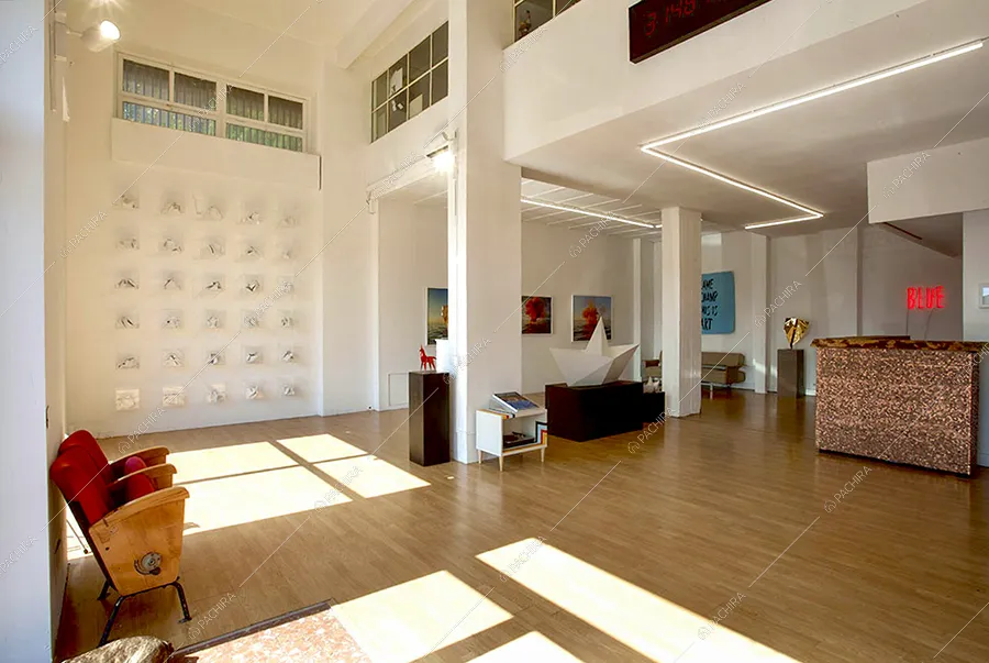 Sala dello spazio espositivo Paranà, location in stile minimal a Roma