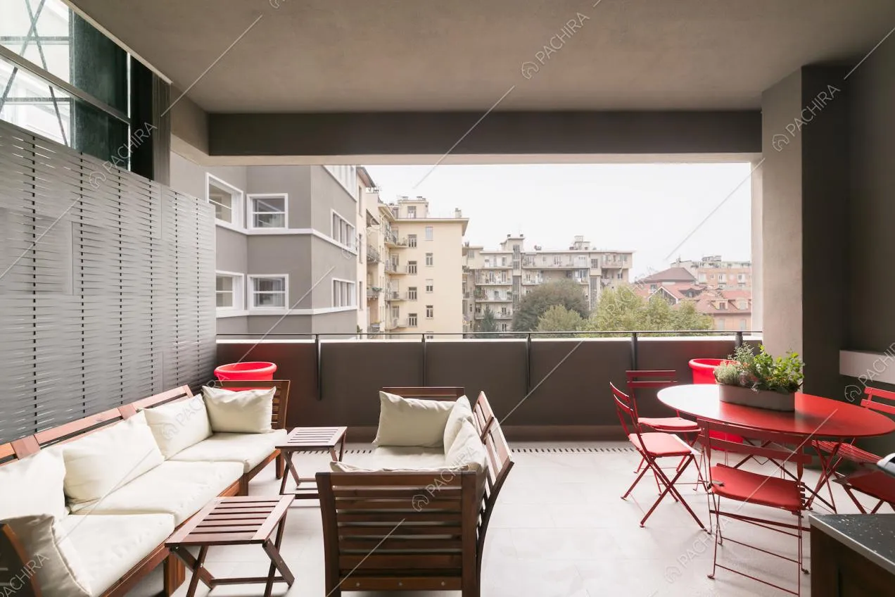 Dalla loggia con pareti grigio scuro vista sui palazzi circostanti