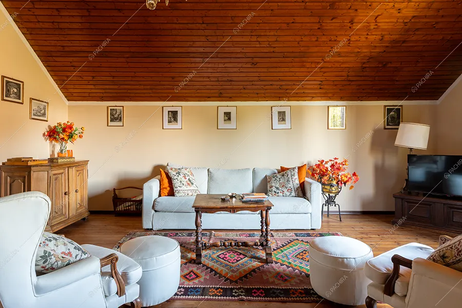 Salotto della villa Realgar, location in stile country a Milano